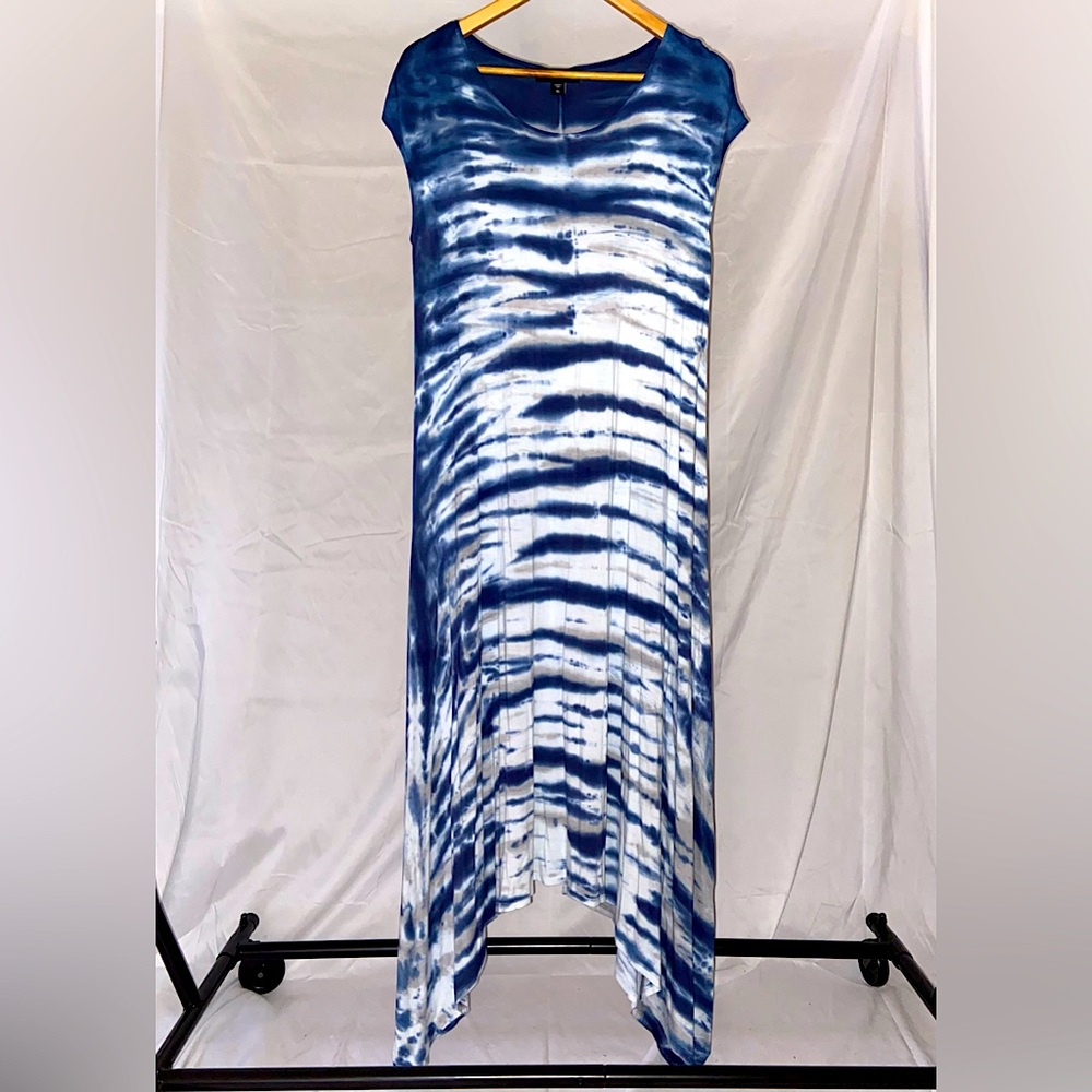 X-large blue and white tie dye cap sleeve midi dress.